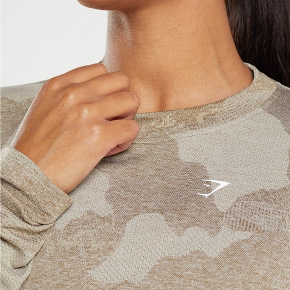 Gymshark women’s vital camo long sleeve shirt - Picture 2 of 6